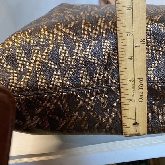Michael Kors XL Tote 13” tall 14” wide 9” drop 4” wide on side Preowned EPC - Picture 7 of 13